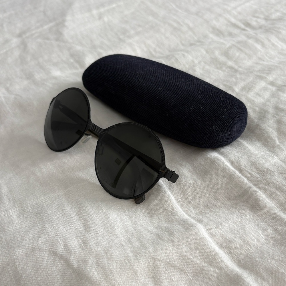 Black Round Women's Titanium Sunglasses